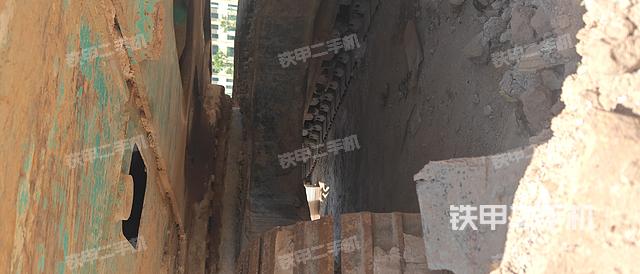 液压泵舱室正面整体（整机外观）