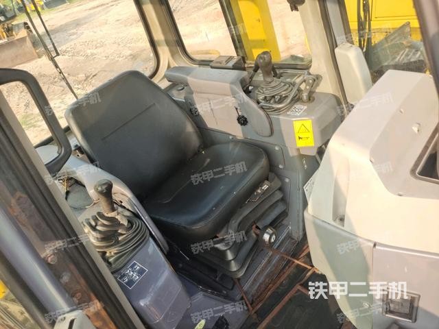 儀表盤全景(推土機(jī)駕駛室) 儀表盤全景(推土機(jī)駕駛室)