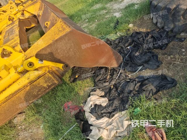 推土鏟左后(推土機(jī)底盤及工作裝置) 推土鏟左后(推土機(jī)底盤及工作裝置)