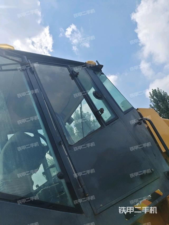 左侧正面照(压路机驾驶室) 左侧正面照(压路机驾驶室)