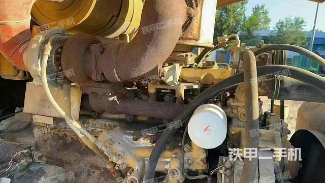 发动机舱液压泵全景(压路机发动机舱) 发动机舱液压泵全景(压路机发动机舱)