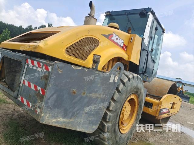 右后45°(压路机整机外观) 右后45°(压路机整机外观)