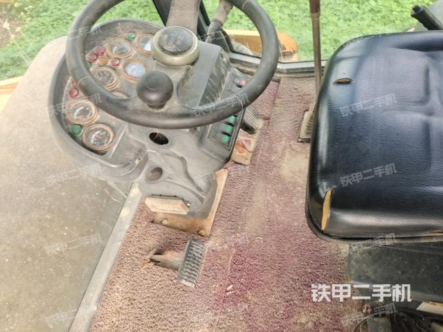 駕駛室側(cè)向上照全景（壓路機駕駛室）