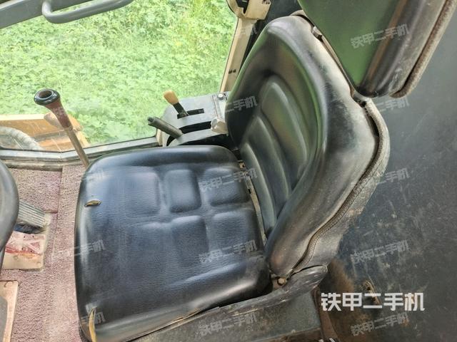 駕駛室內(nèi)座椅、儀表操作手柄全景（壓路機駕駛室）