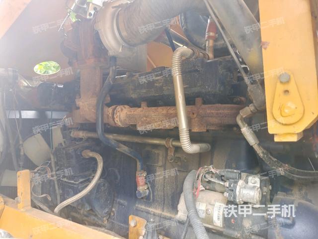 發(fā)動機艙全景（壓路機發(fā)動機艙）