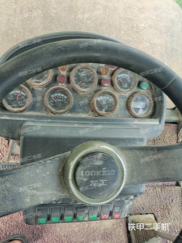 操作臺全景（壓路機駕駛室）