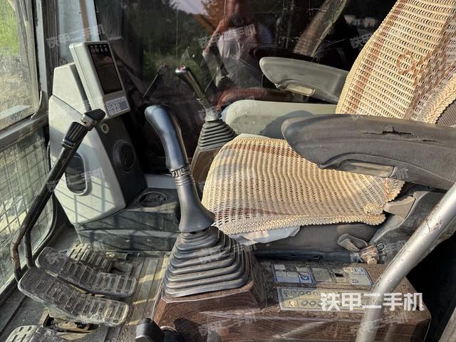駕駛室整體(整機外觀) 駕駛室整體(整機外觀)