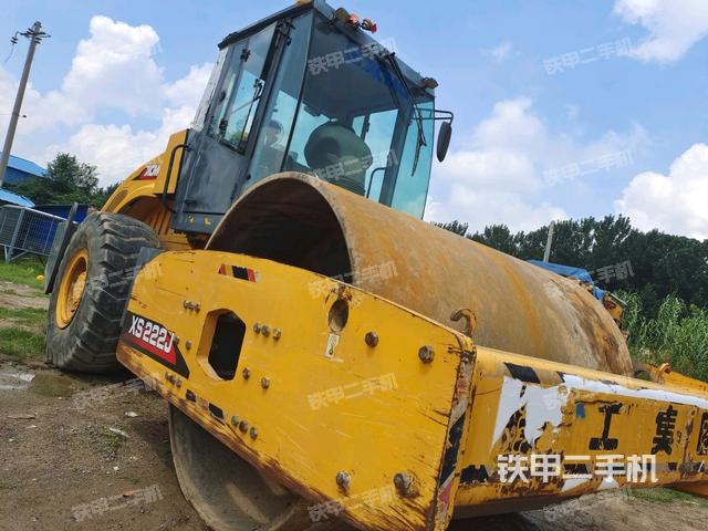 右前45°(压路机整机外观) 右前45°(压路机整机外观)