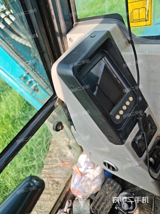 行走控制手柄和踏板 俯拍（驾驶室部分）