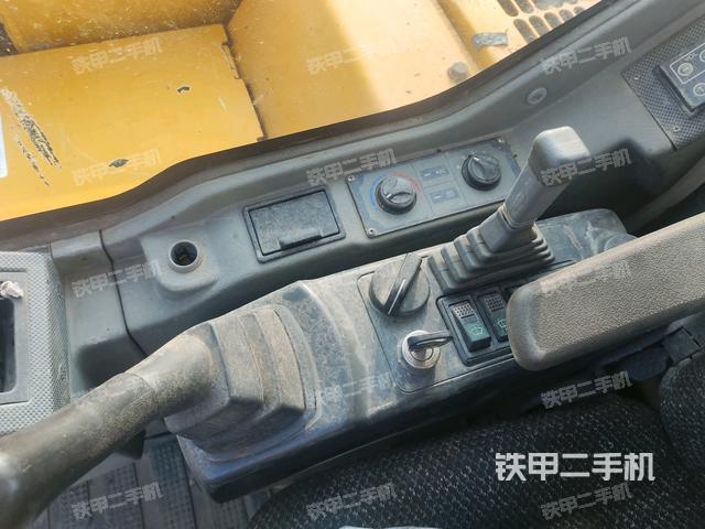 座椅右側控制臺/鑰匙門/油門/含右手柄(駕駛室部分) 座椅右側控制臺/鑰匙門/油門/含右手柄(駕駛室部分)