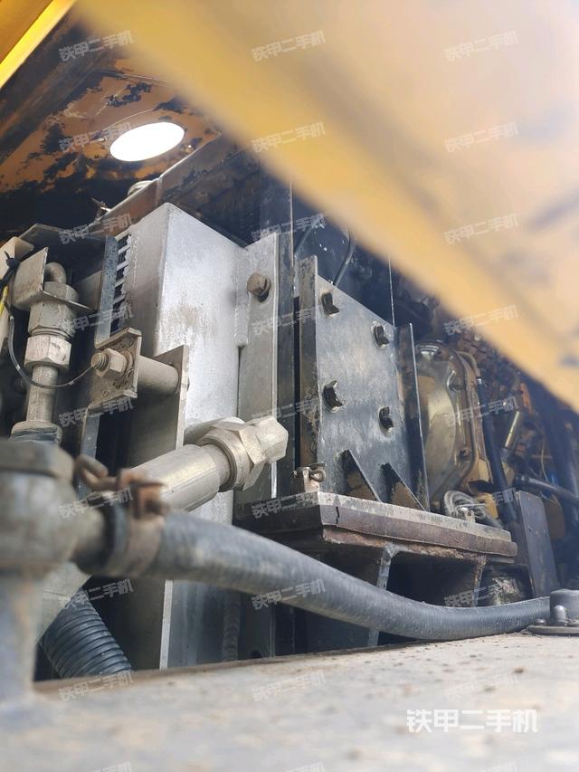 发动机右侧全景(压路机发动机舱) 发动机右侧全景(压路机发动机舱)