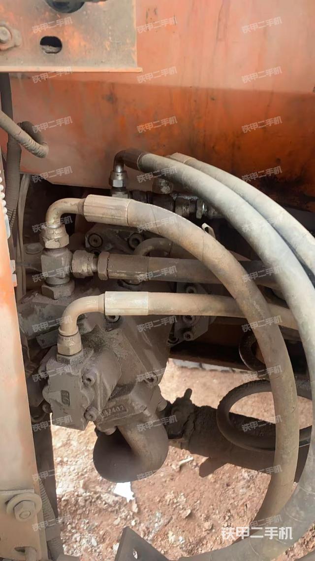 液压泵舱室正面整体(整机外观) 液压泵舱室正面整体(整机外观)
