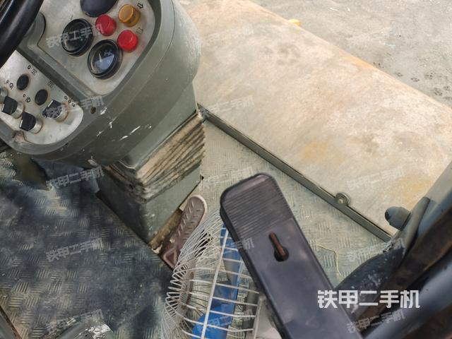 操作台全景(压路机驾驶室) 操作台全景(压路机驾驶室)