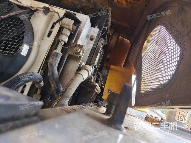 发动机上部全景(压路机发动机舱) 发动机上部全景(压路机发动机舱)