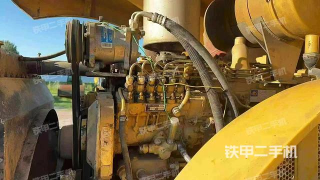 散热器全景(压路机发动机舱) 散热器全景(压路机发动机舱)