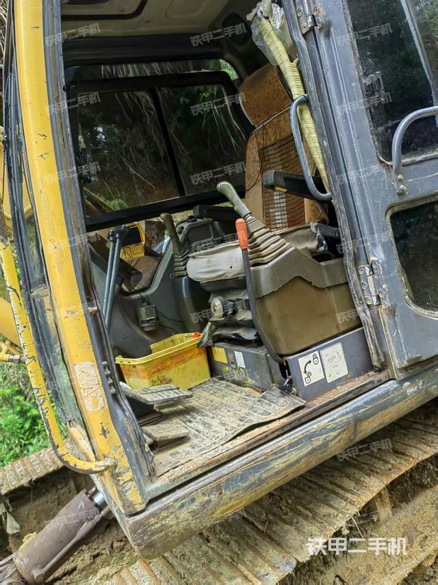 駕駛室整體(整機(jī)外觀) 駕駛室整體(整機(jī)外觀)
