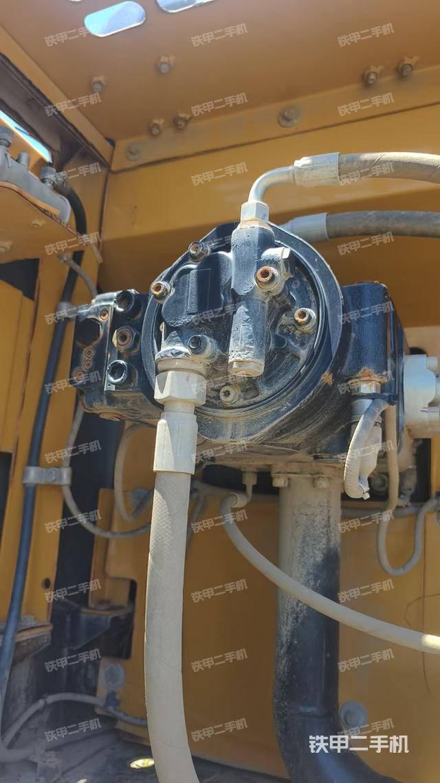 液壓泵艙室正面整體(整機(jī)外觀) 液壓泵艙室正面整體(整機(jī)外觀)