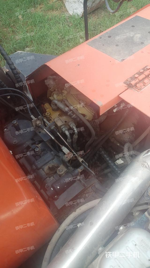 液压泵舱室正面整体（整机外观）