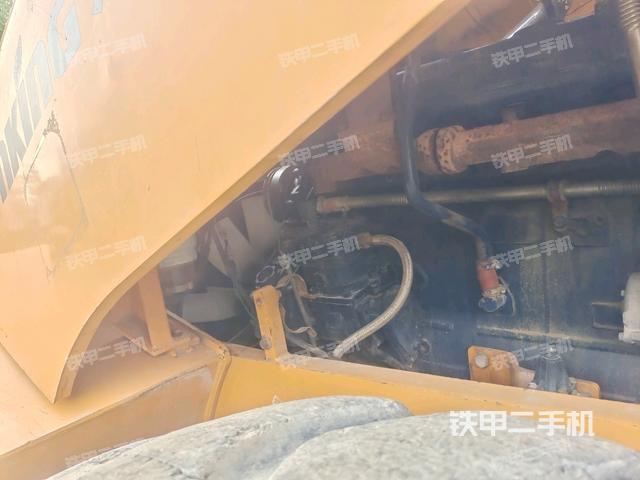 發(fā)動機左側(cè)全景（壓路機發(fā)動機艙）