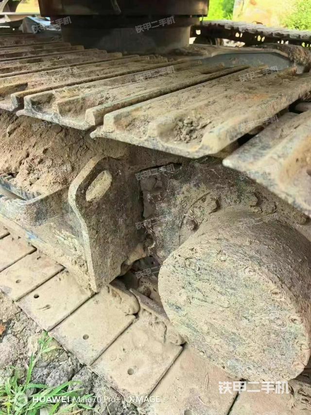 單側(cè)履帶整體(整機(jī)外觀) 單側(cè)履帶整體(整機(jī)外觀)