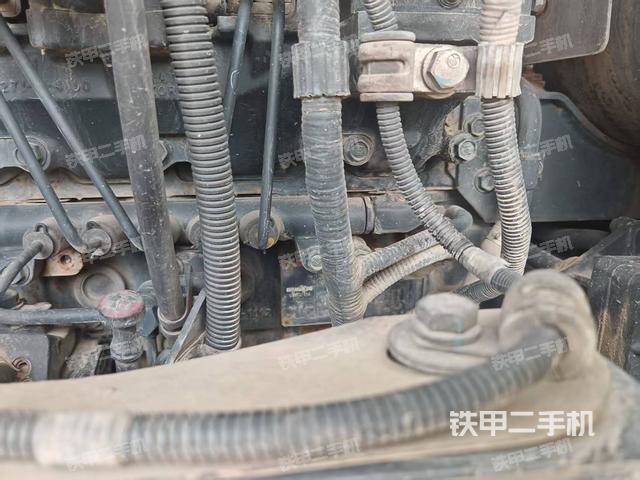 液壓泵艙室正面整體(整機外觀) 液壓泵艙室正面整體(整機外觀)
