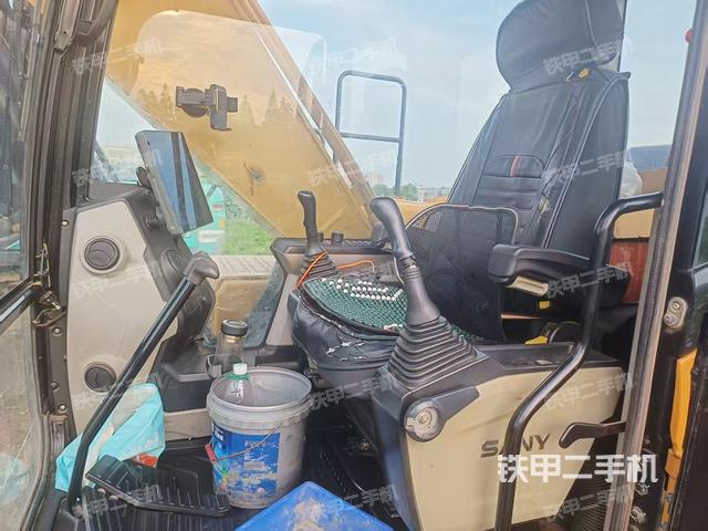 駕駛室頂部(整機(jī)外觀) 駕駛室頂部(整機(jī)外觀)