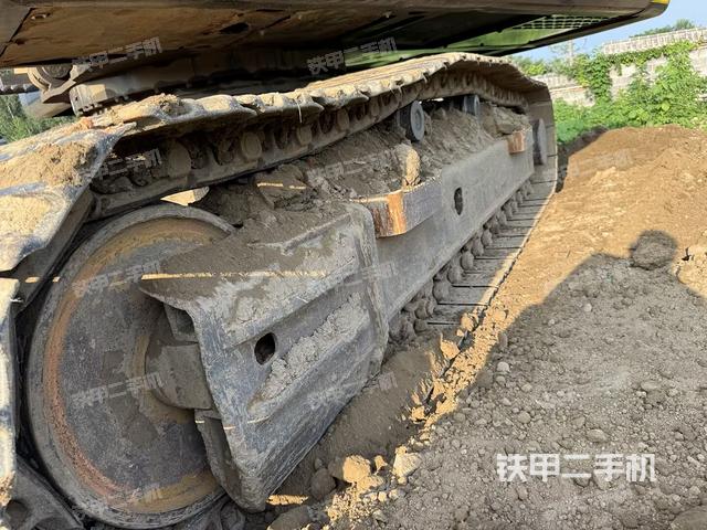 單側(cè)履帶整體(整機外觀) 單側(cè)履帶整體(整機外觀)