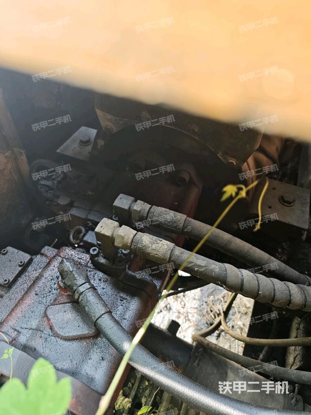 液壓泵艙室正面整體(整機外觀) 液壓泵艙室正面整體(整機外觀)