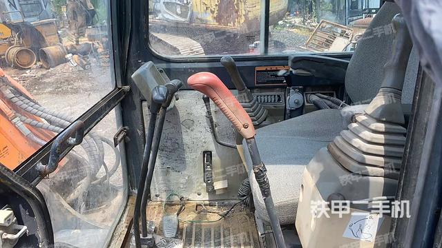 駕駛室整體(整機(jī)外觀) 駕駛室整體(整機(jī)外觀)