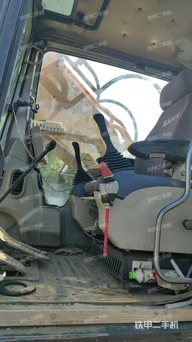 驾驶室整体(整机外观) 驾驶室整体(整机外观)