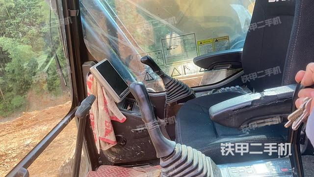 駕駛室整體（整機外觀）