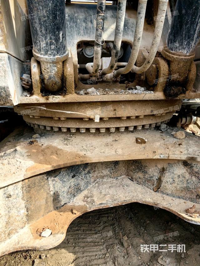 轉盤和下車架正前(工作和回轉裝置) 轉盤和下車架正前(工作和回轉裝置)