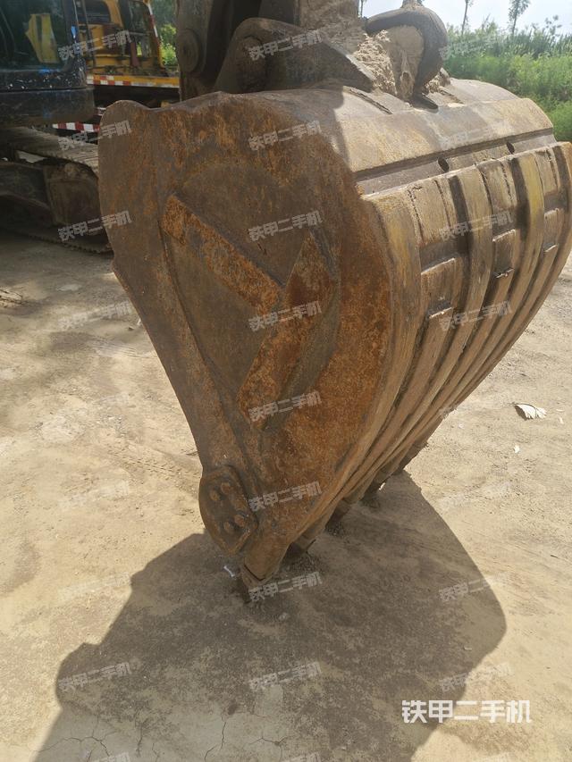铲斗右后整体(工作和回转装置) 铲斗右后整体(工作和回转装置)