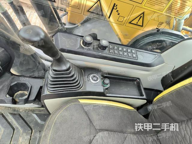 座椅右侧控制台/钥匙门/油门/含右手柄(驾驶室部分) 座椅右侧控制台/钥匙门/油门/含右手柄(驾驶室部分)