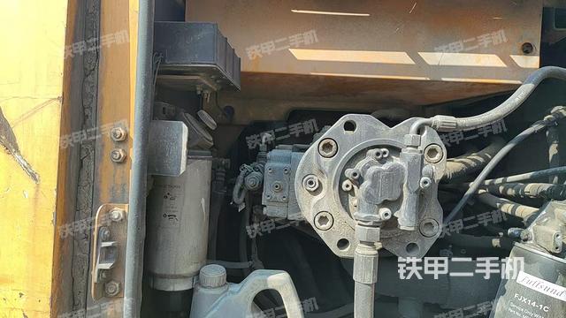 液压泵舱室正面整体(整机外观) 液压泵舱室正面整体(整机外观)