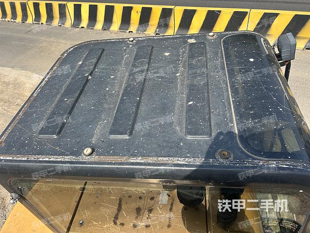 驾驶室顶部（整机外观）