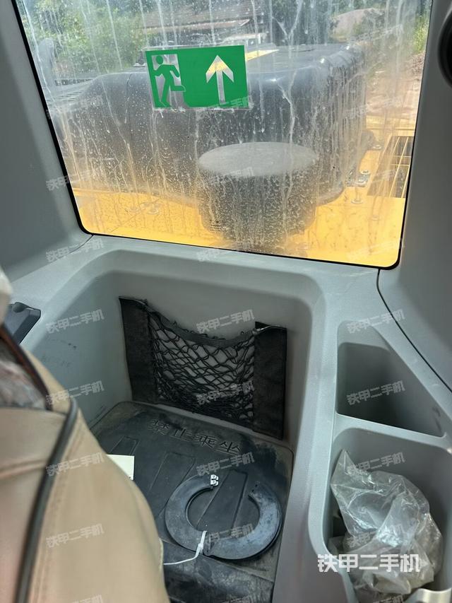 行走控制手柄和踏板?俯拍(駕駛室部分) 行走控制手柄和踏板?俯拍(駕駛室部分)