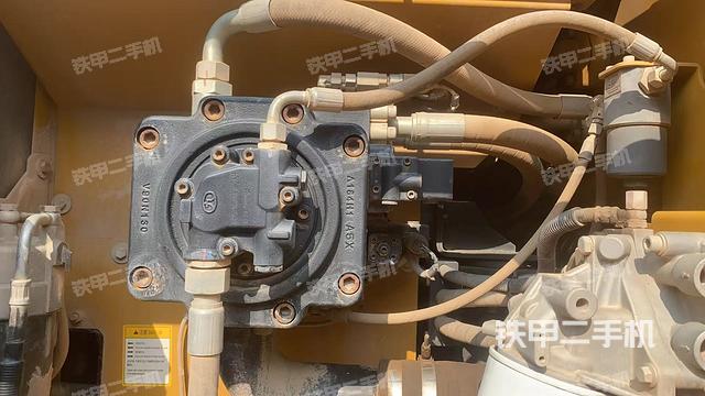 液壓泵艙室正面整體（整機外觀）