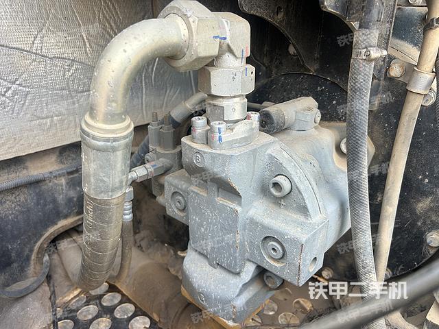 液压泵舱室正面整体（整机外观）