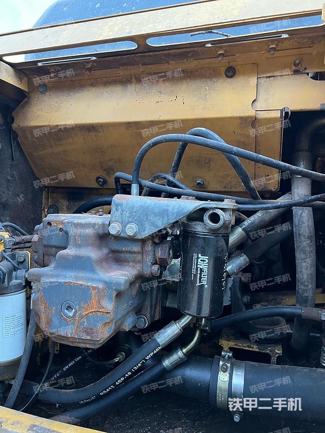 液压泵舱室正面整体（整机外观）