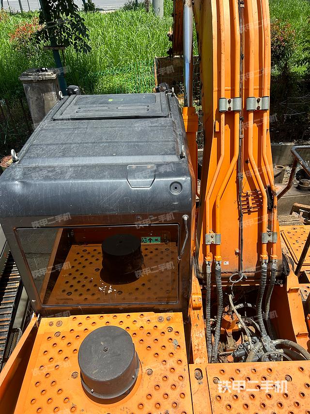 駕駛室頂部(整機(jī)外觀) 駕駛室頂部(整機(jī)外觀)