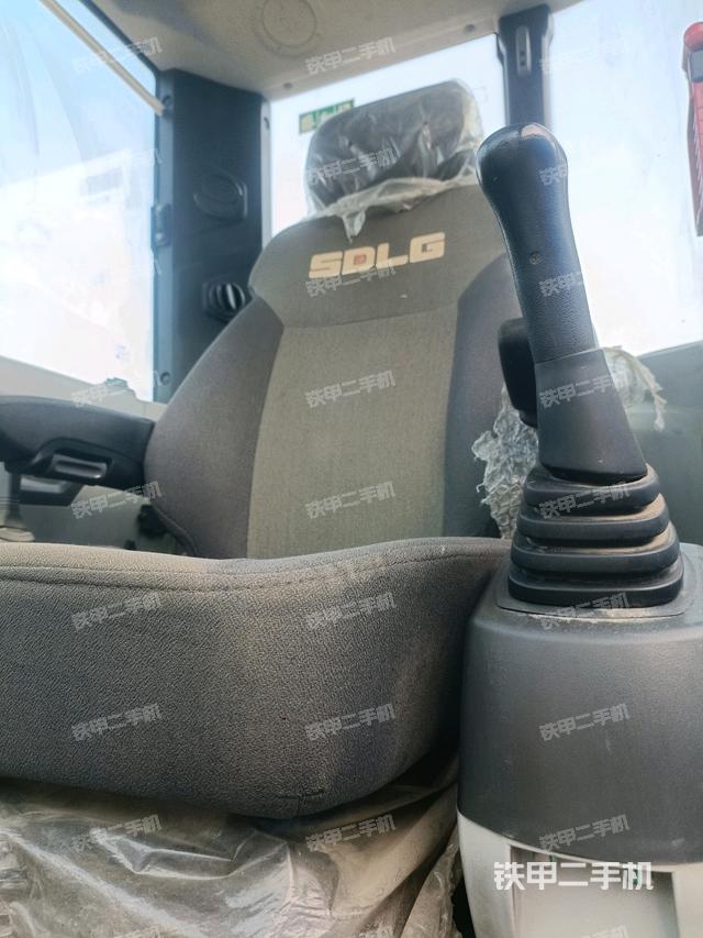 驾驶室顶部（整机外观）