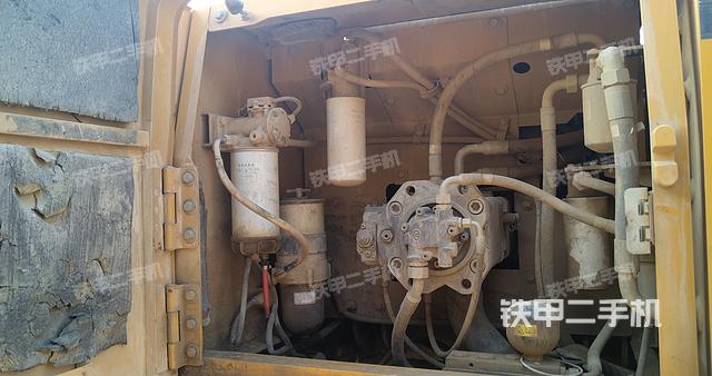 液压泵舱室正面整体（整机外观）