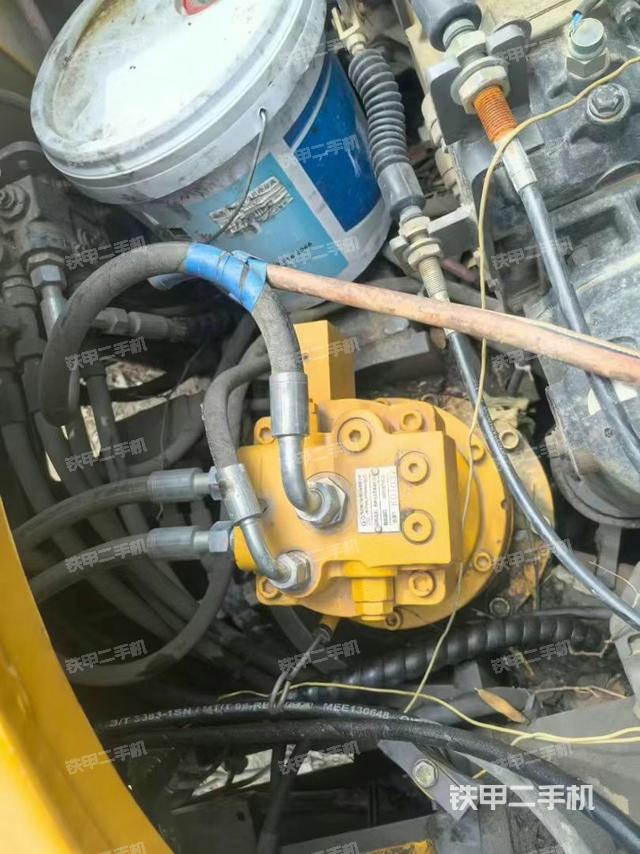 液压泵舱室正面整体（整机外观）