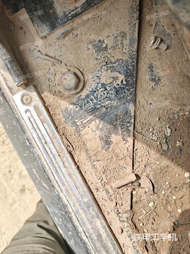 行走控制手柄和踏板?俯拍(駕駛室部分) 行走控制手柄和踏板?俯拍(駕駛室部分)