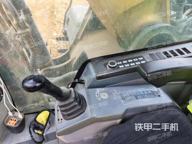 座椅右側(cè)控制臺(tái)/鑰匙門/油門/含右手柄(駕駛室部分) 座椅右側(cè)控制臺(tái)/鑰匙門/油門/含右手柄(駕駛室部分)