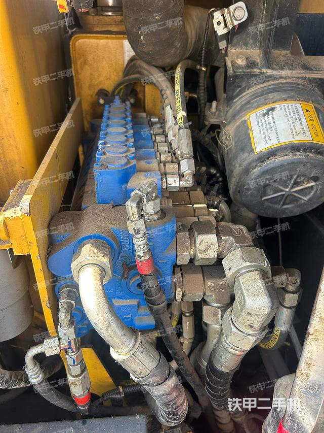 回转马达和主控阀（整机外观）