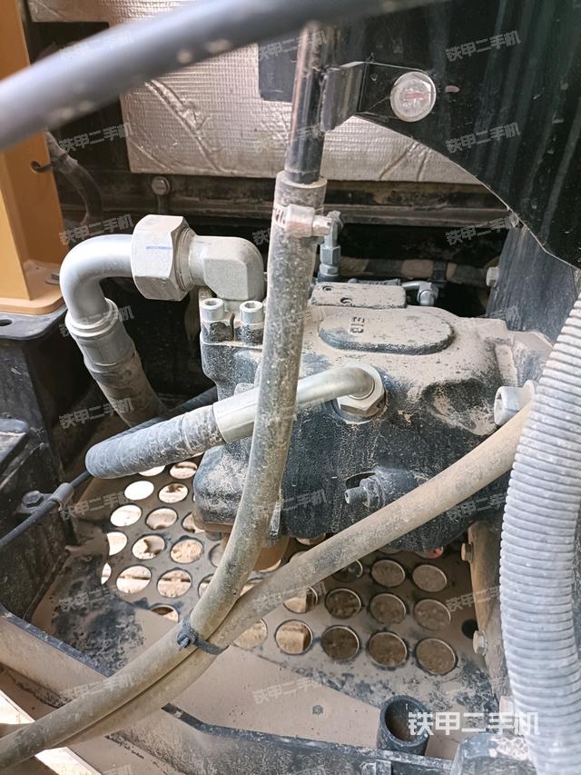 液壓泵艙室正面整體(整機(jī)外觀) 液壓泵艙室正面整體(整機(jī)外觀)