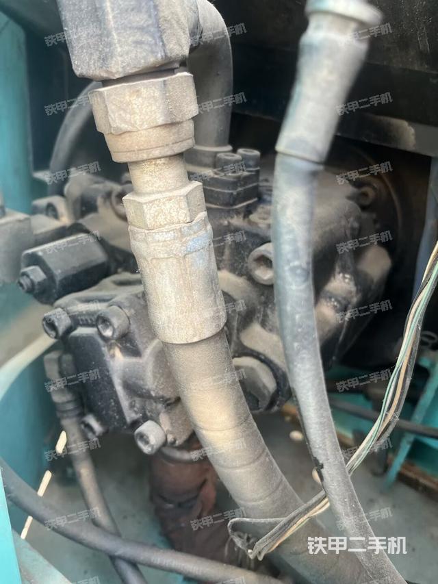 液压泵舱室正面整体(整机外观) 液压泵舱室正面整体(整机外观)