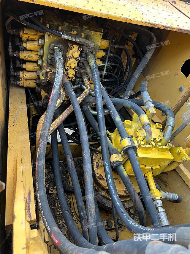 回转马达和主控阀（整机外观）